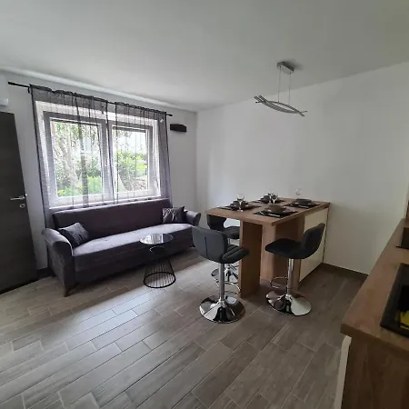 Nika شقة تْسْغيكفانِتْسا